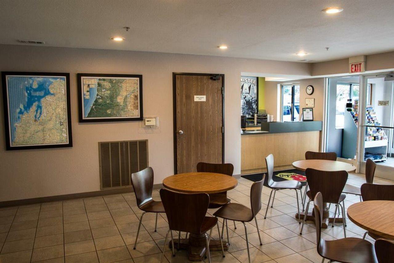Super 8 By Wyndham Manistee Hotel Luaran gambar