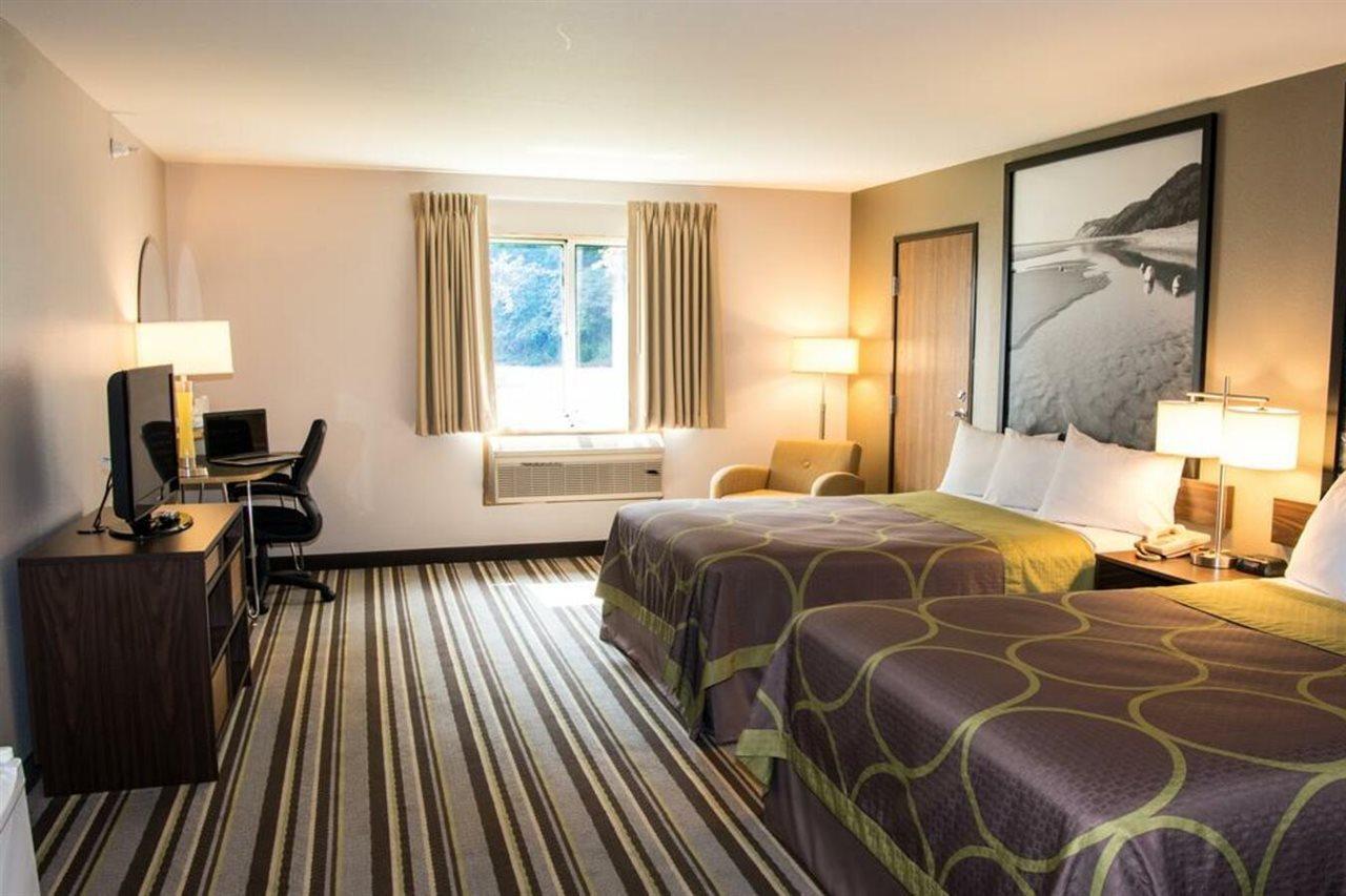 Super 8 By Wyndham Manistee Hotel Luaran gambar