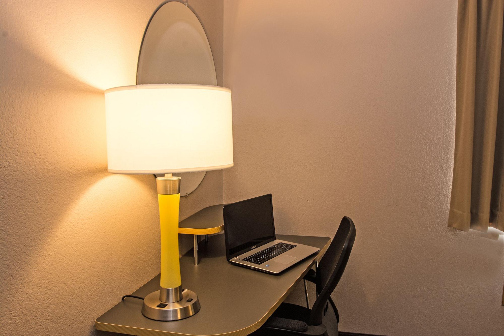 Super 8 By Wyndham Manistee Hotel Luaran gambar