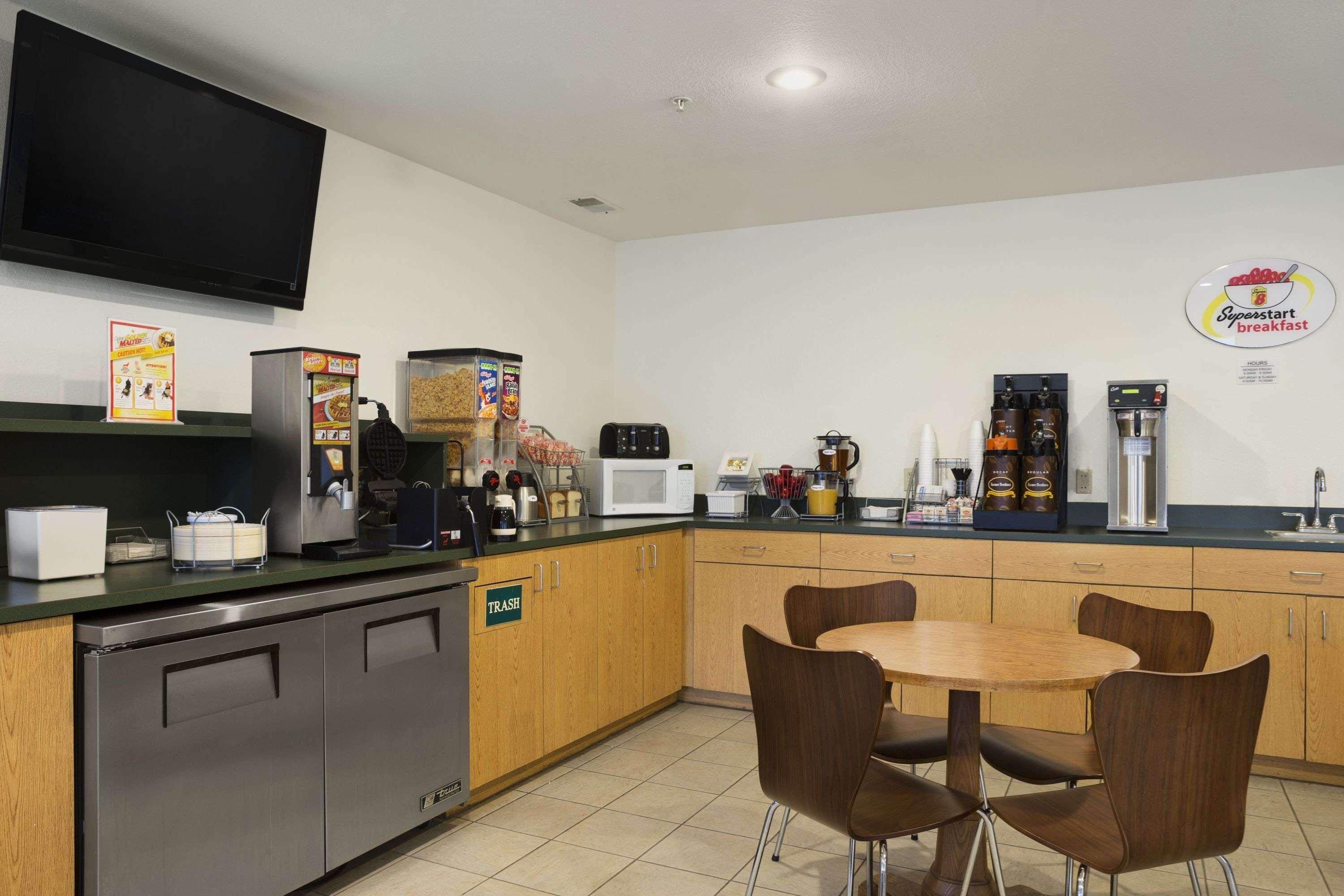 Super 8 By Wyndham Manistee Hotel Luaran gambar