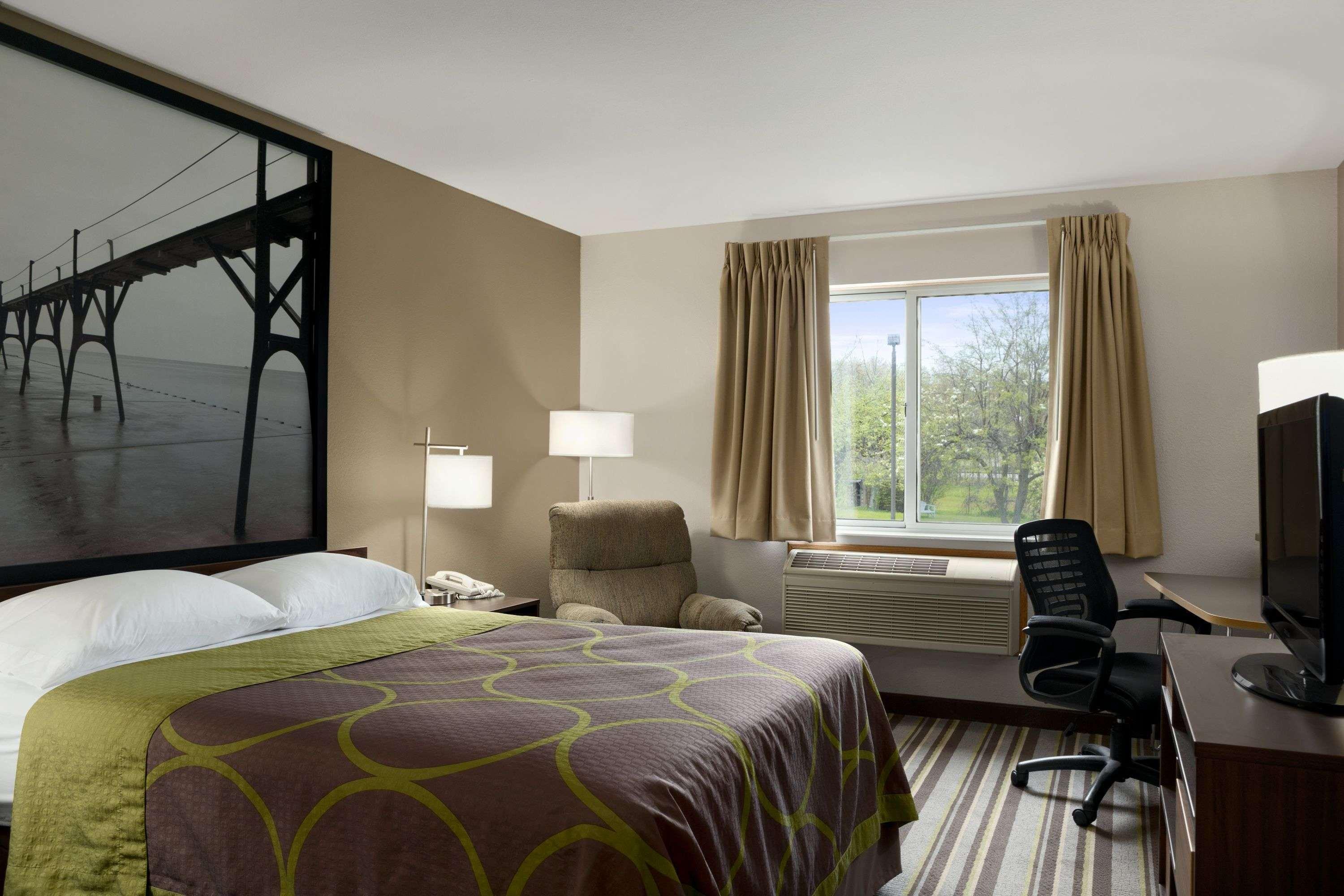 Super 8 By Wyndham Manistee Hotel Luaran gambar