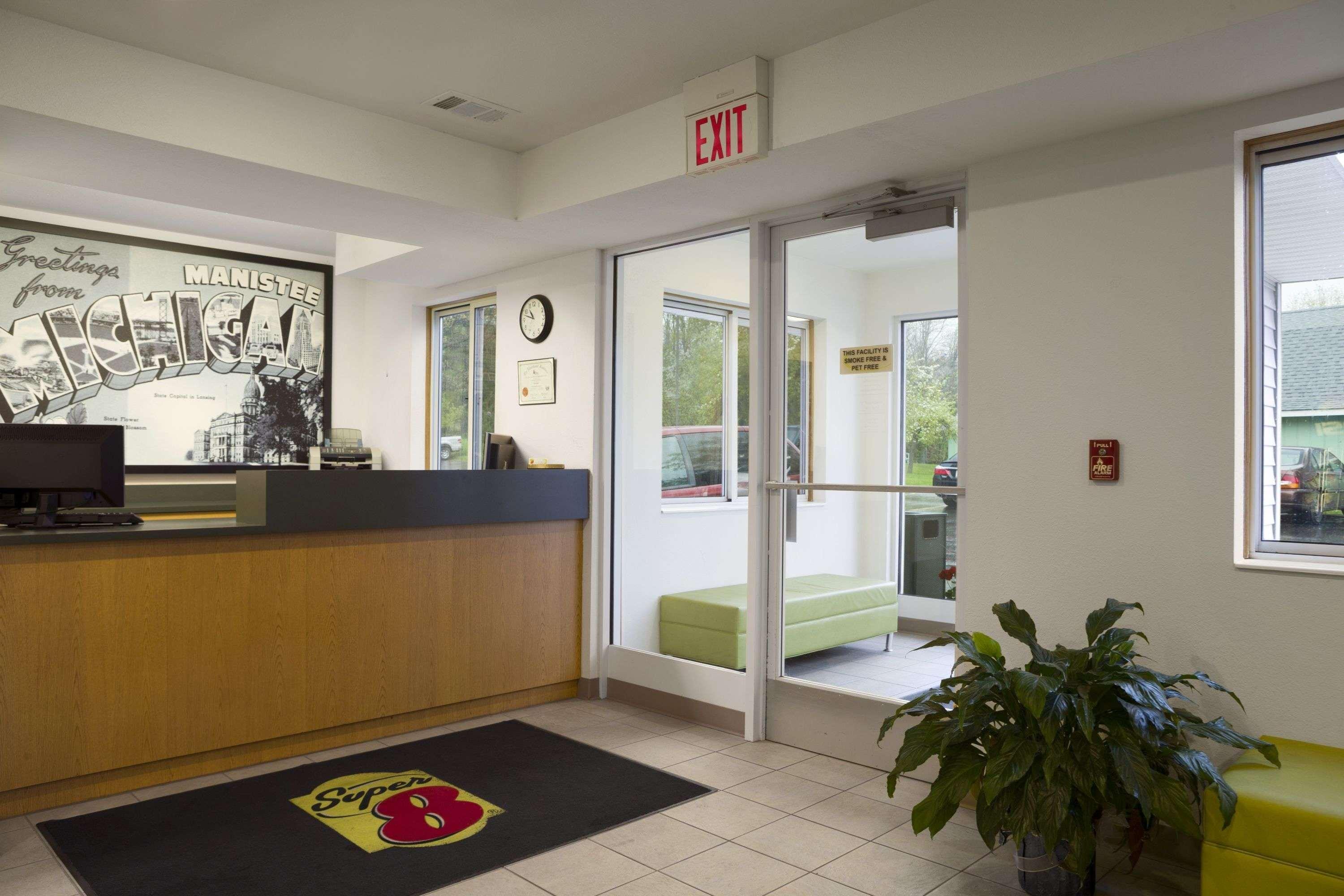Super 8 By Wyndham Manistee Hotel Luaran gambar