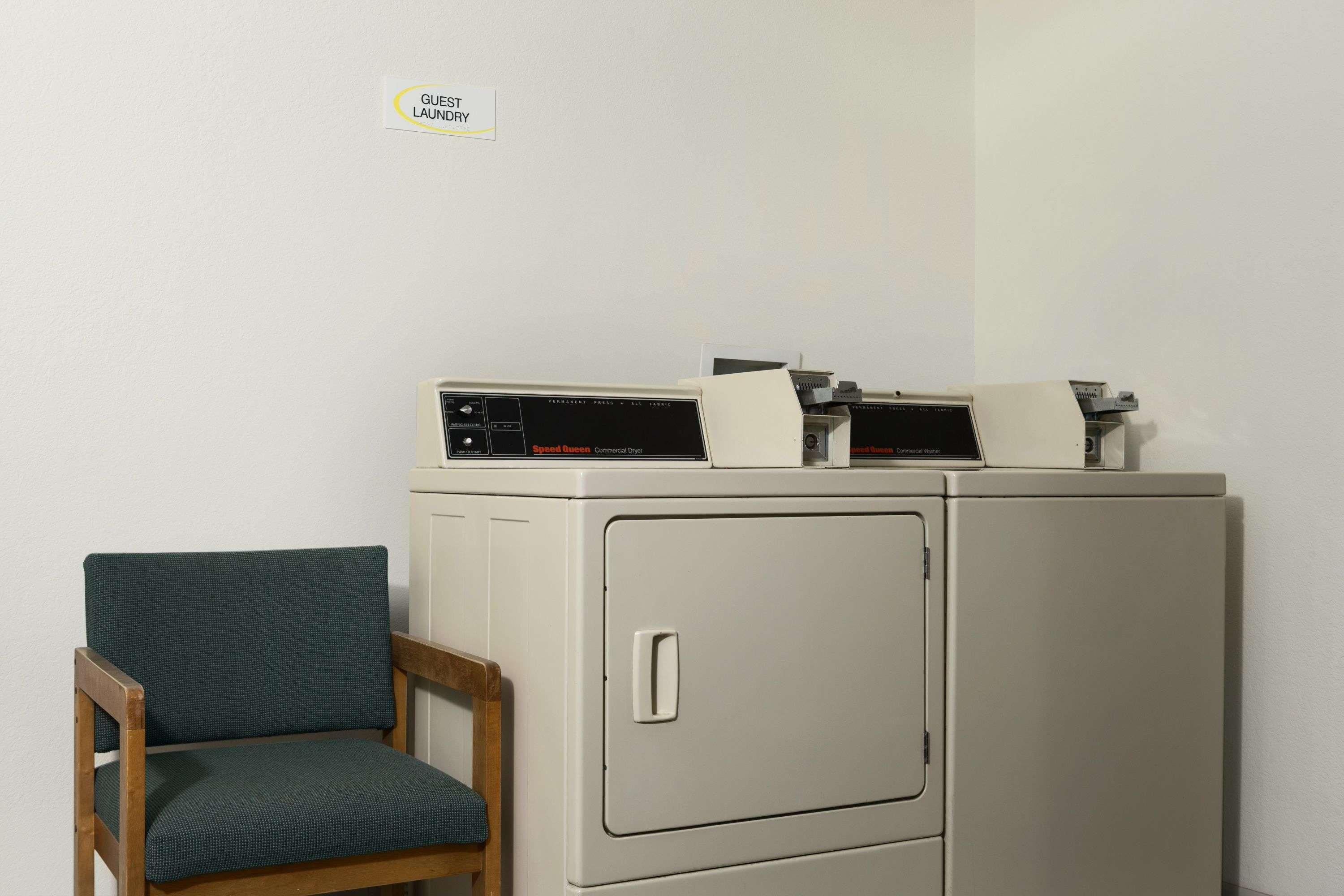 Super 8 By Wyndham Manistee Hotel Luaran gambar
