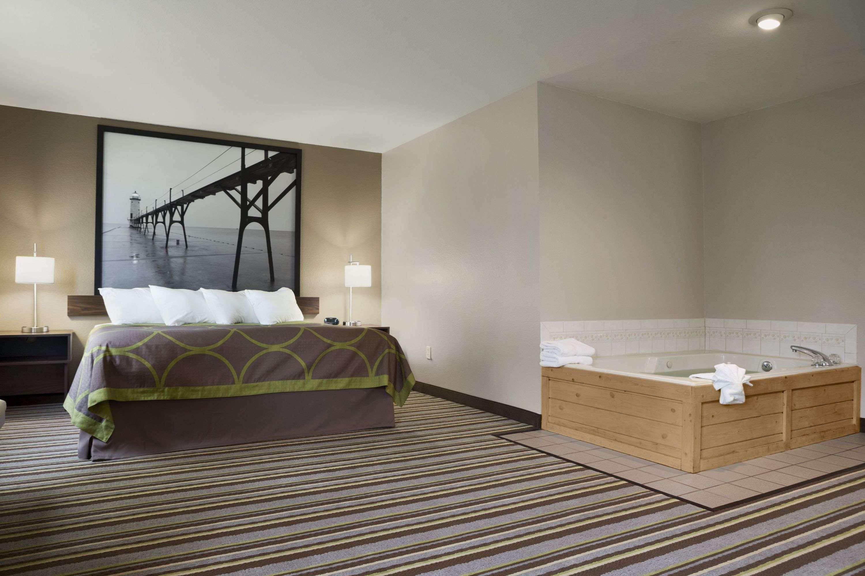 Super 8 By Wyndham Manistee Hotel Luaran gambar