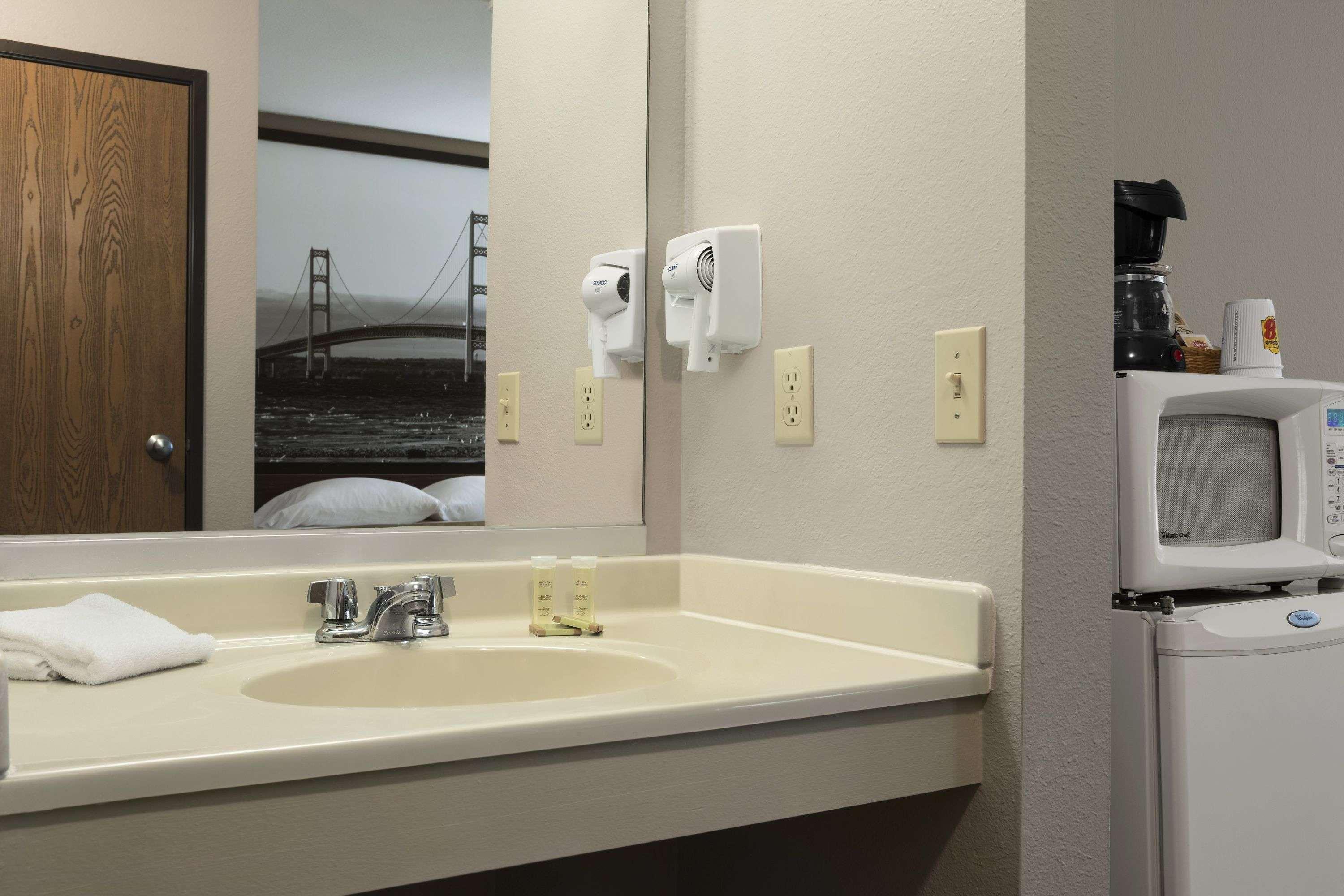 Super 8 By Wyndham Manistee Hotel Luaran gambar