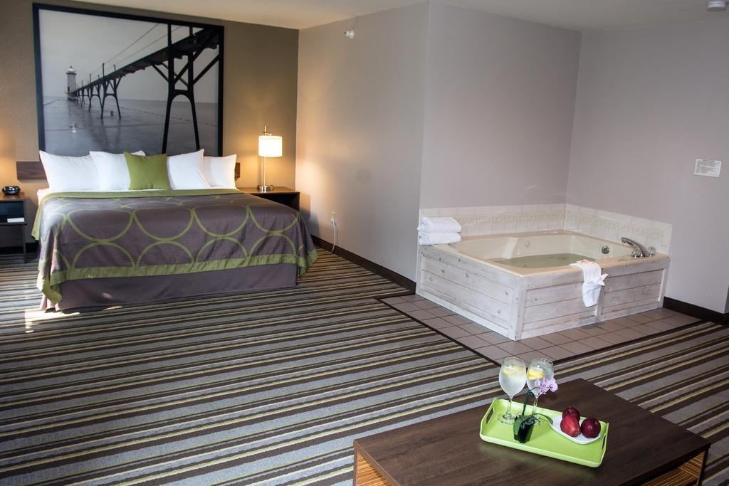 Super 8 By Wyndham Manistee Hotel Luaran gambar