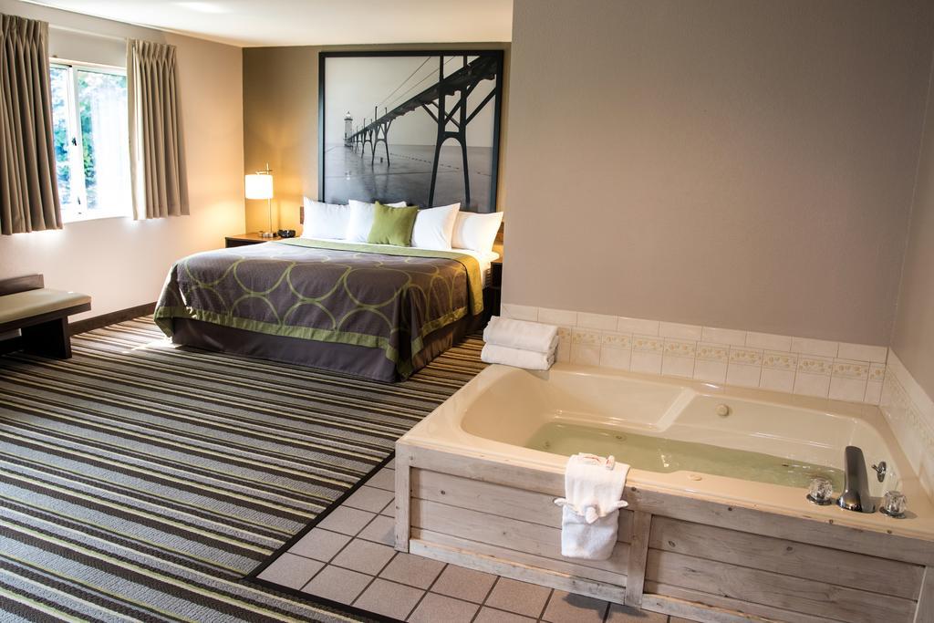 Super 8 By Wyndham Manistee Hotel Luaran gambar