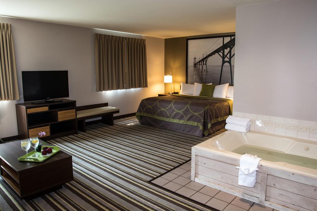 Super 8 By Wyndham Manistee Hotel Luaran gambar