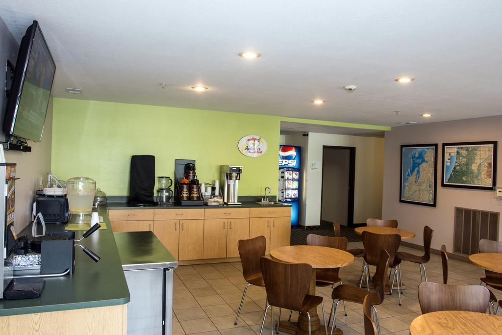Super 8 By Wyndham Manistee Hotel Luaran gambar