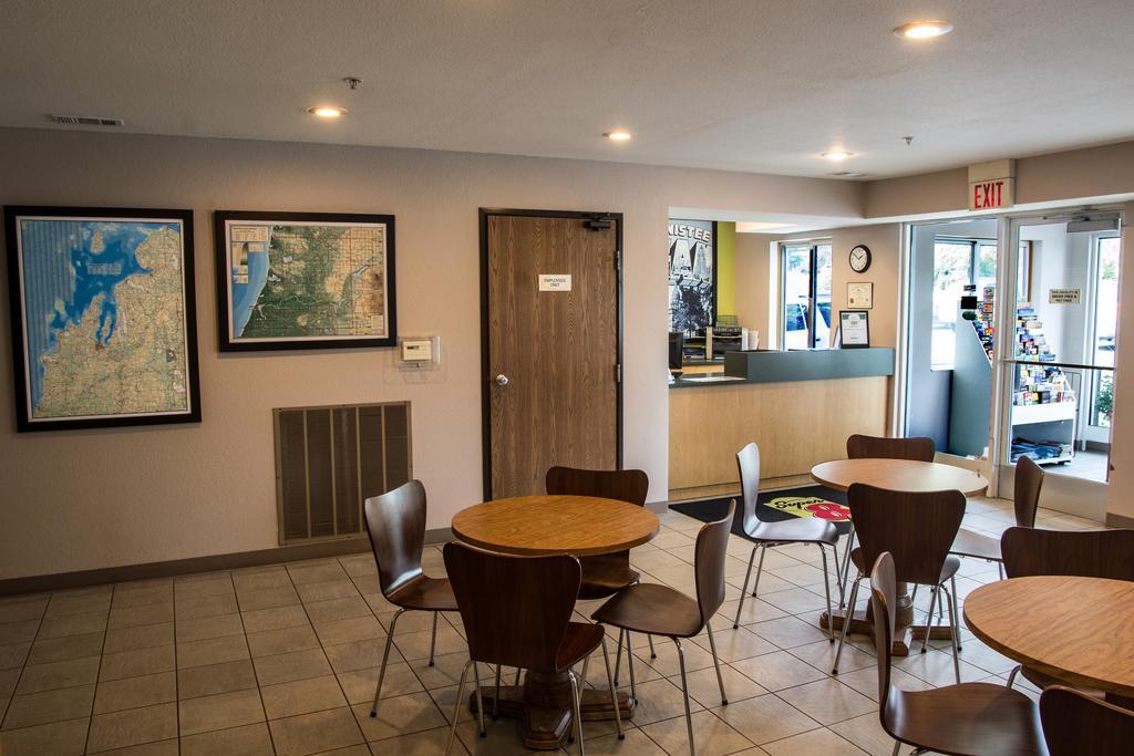 Super 8 By Wyndham Manistee Hotel Luaran gambar