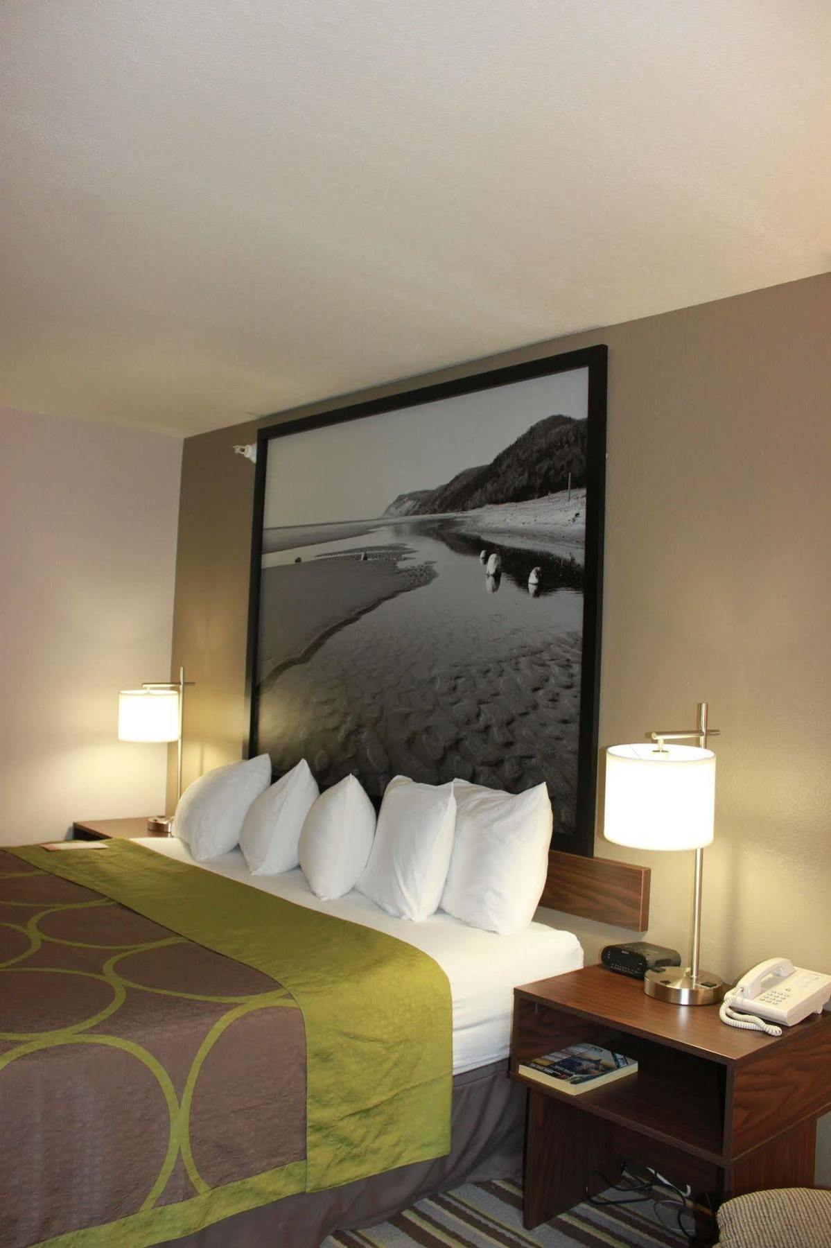 Super 8 By Wyndham Manistee Hotel Luaran gambar
