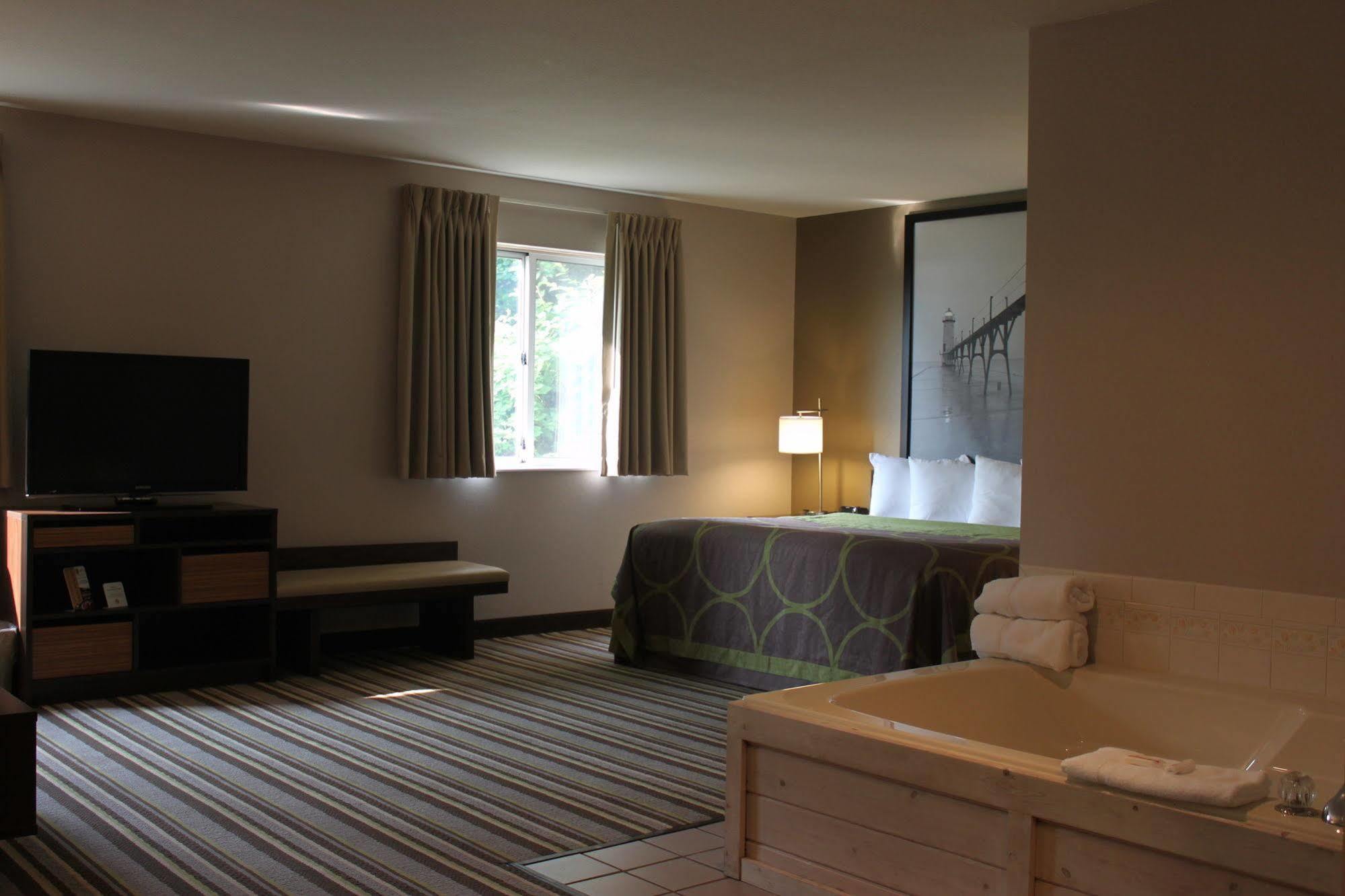 Super 8 By Wyndham Manistee Hotel Luaran gambar