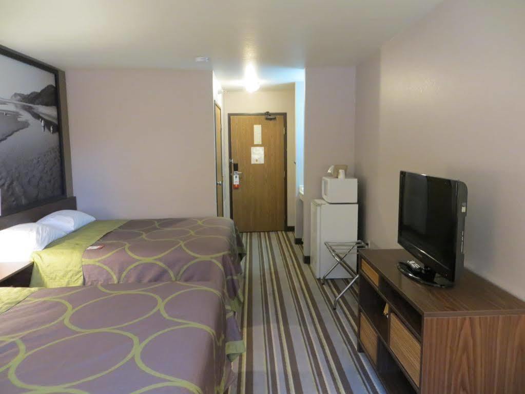 Super 8 By Wyndham Manistee Hotel Luaran gambar