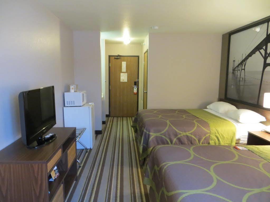 Super 8 By Wyndham Manistee Hotel Luaran gambar