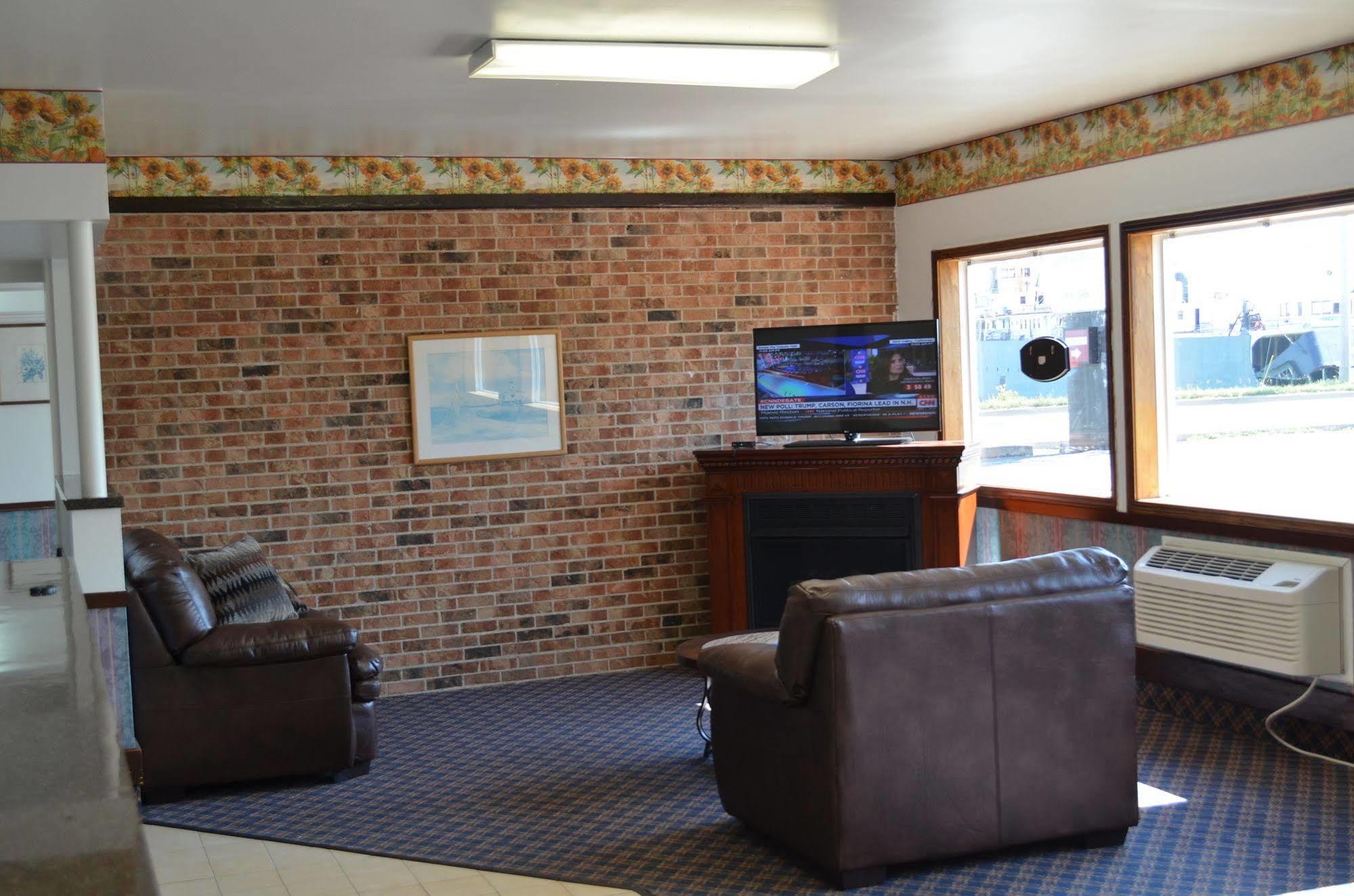 Super 8 By Wyndham Manistee Hotel Luaran gambar
