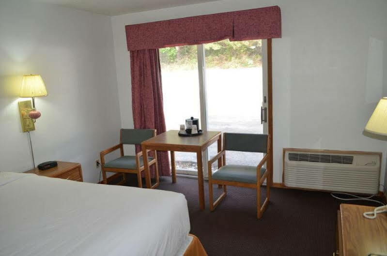 Super 8 By Wyndham Manistee Hotel Luaran gambar