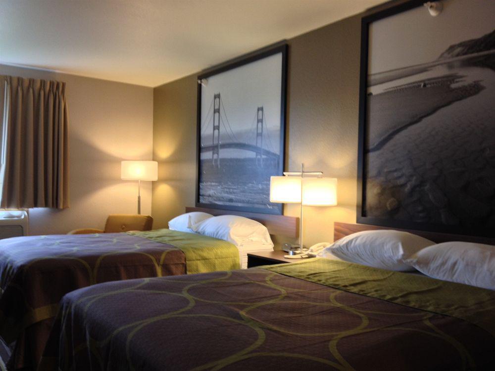 Super 8 By Wyndham Manistee Hotel Luaran gambar