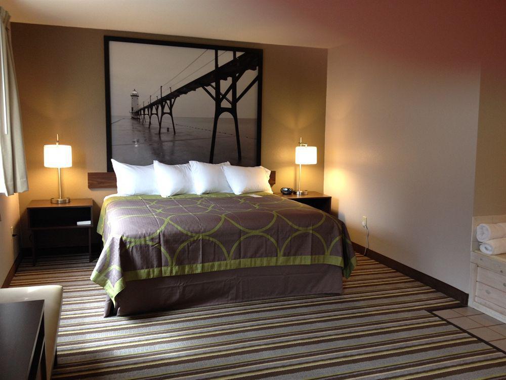 Super 8 By Wyndham Manistee Hotel Luaran gambar
